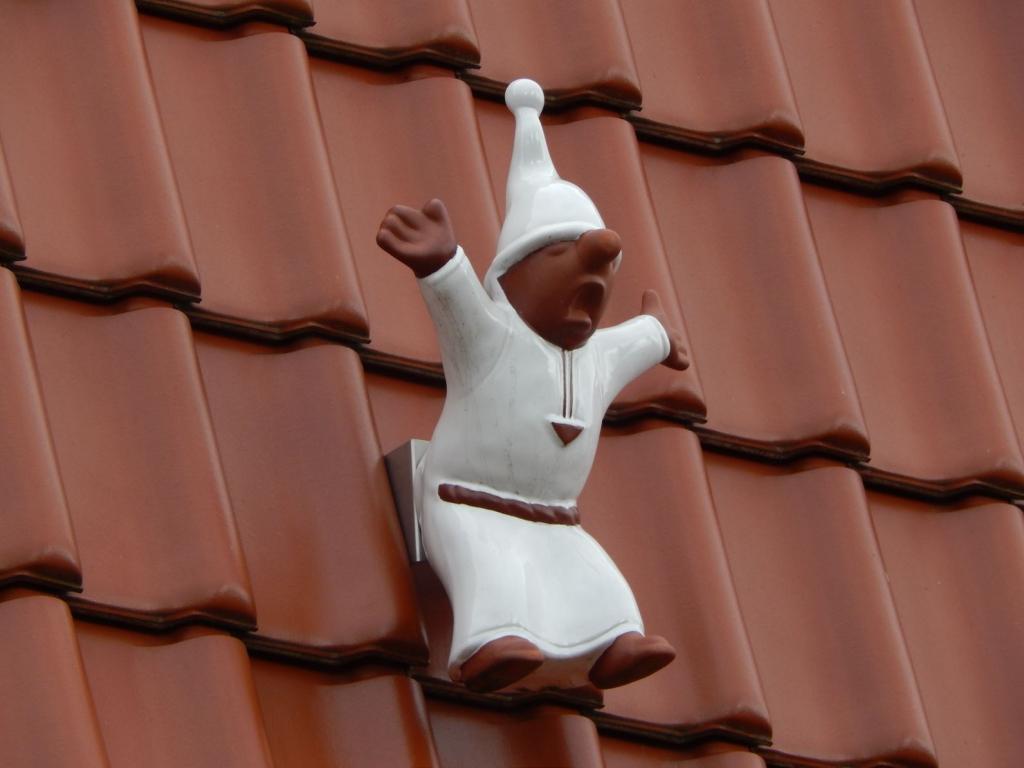 Tonfigur auf Dachziegel